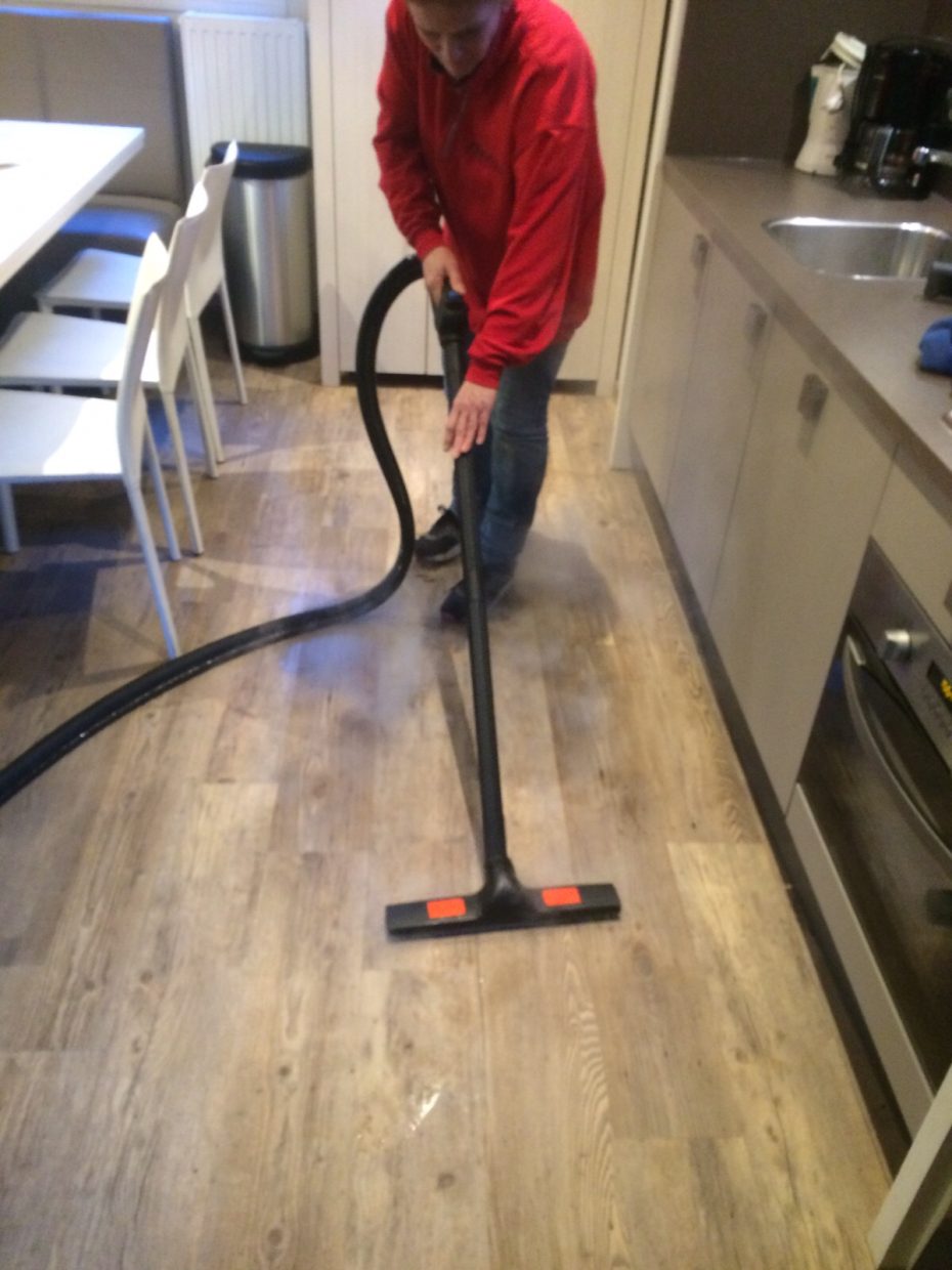 houten vloer reinigen met stoom