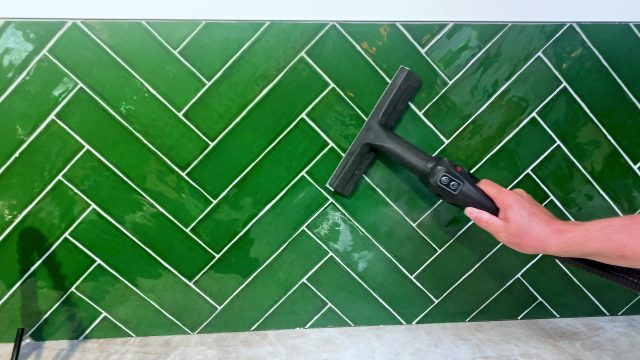 tegel muur schoonmaken met stoom