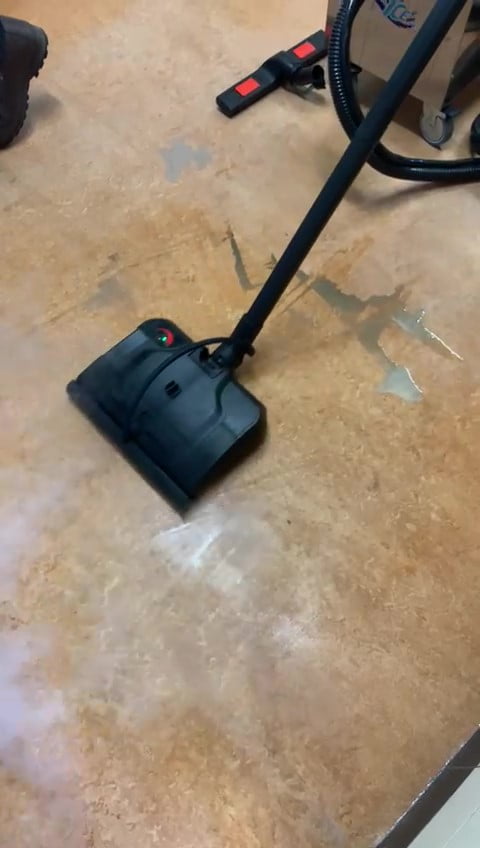 giet vloer marmoleum linoleum reinigen met stoom