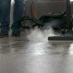 vloer reinigen met stoom tegels plavuizen vloermondstuk huishoudelijke machine demo detail