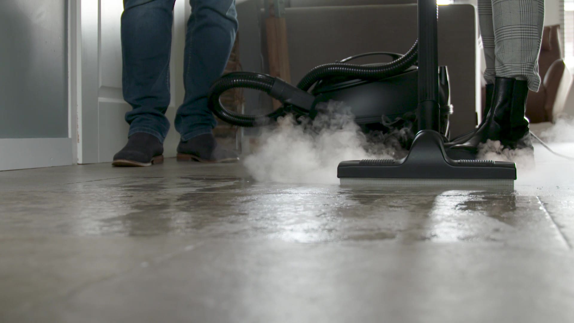 vloer reinigen met stoom tegels plavuizen vloermondstuk huishoudelijke machine demo detail