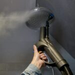 badkamer reinigen douche kop detail lans met nylon borstel stoom