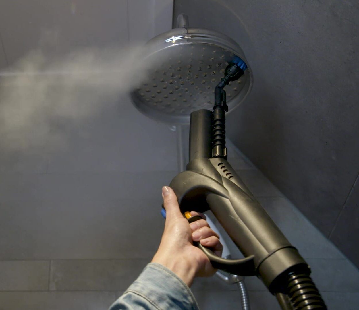 badkamer reinigen douche kop detail lans met nylon borstel stoom