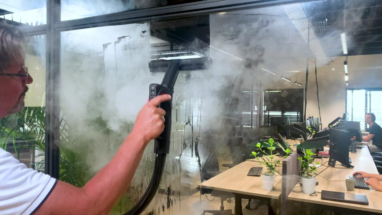 Raam Schoonmaken met stoom glas ruit detail 2