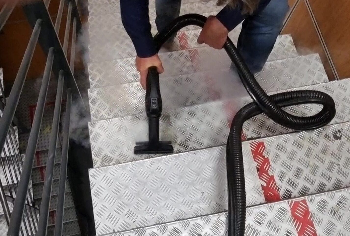traanplaat trap reinigen met stoom tjibbe metaal