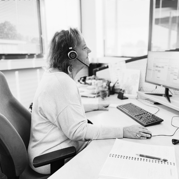 Astrid Zwart Wit Telefoniste