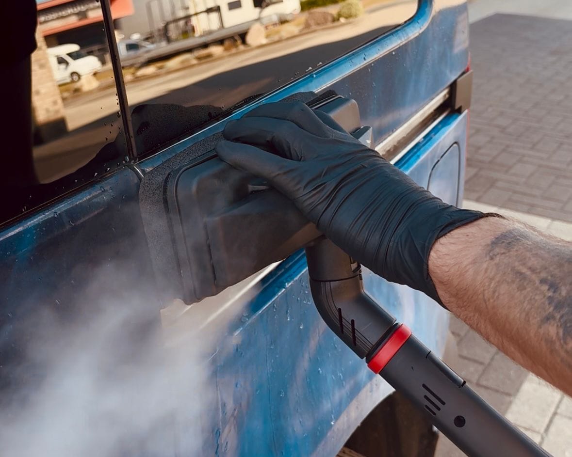 wraptool in actie verwijderen sticker wrap van auto