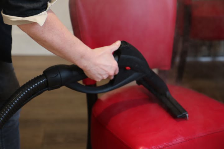 tce stoel reinigen met stoom ijssalon rood