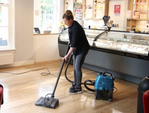 ijssalon Luigi`s laminaat vloer stomen