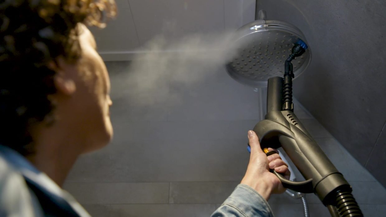 Douchekop reinigen met stoom badkamer