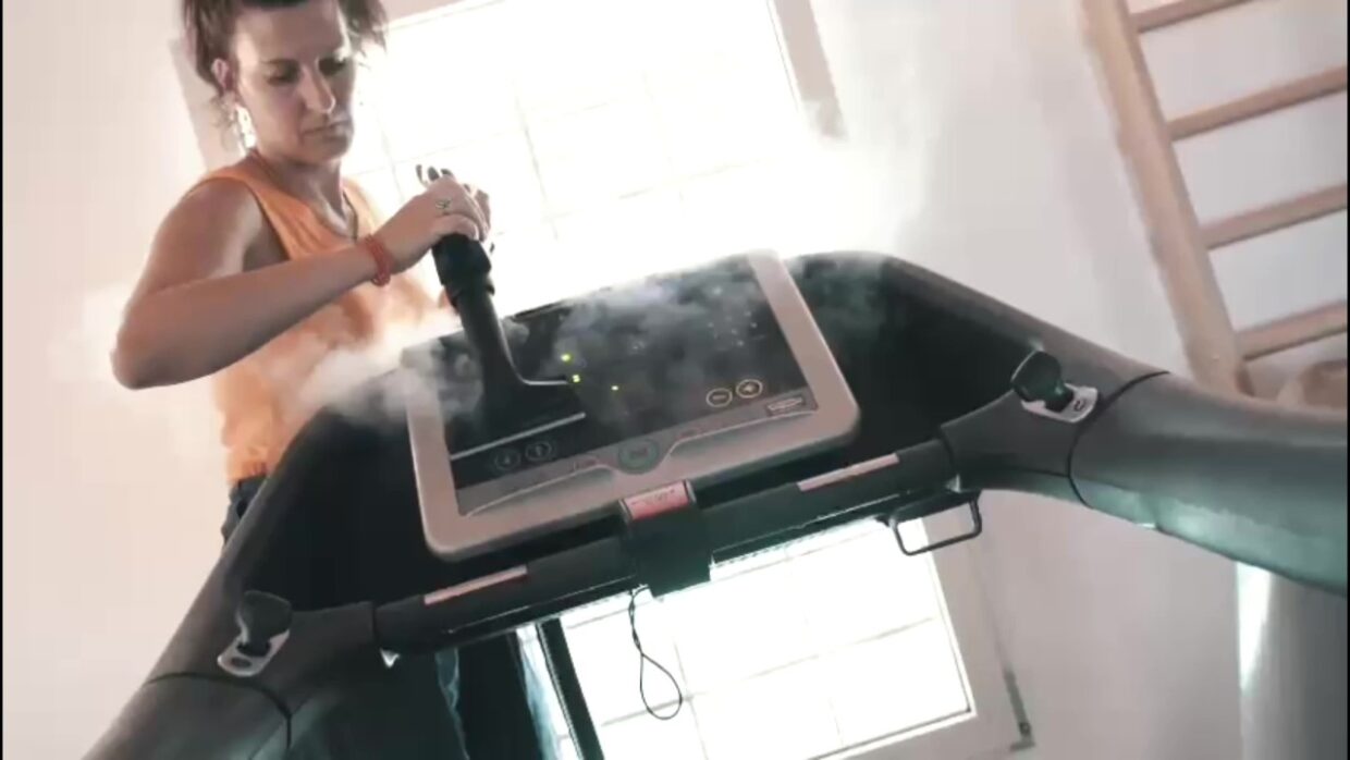 sportschool fitness apparatuur reinigen display