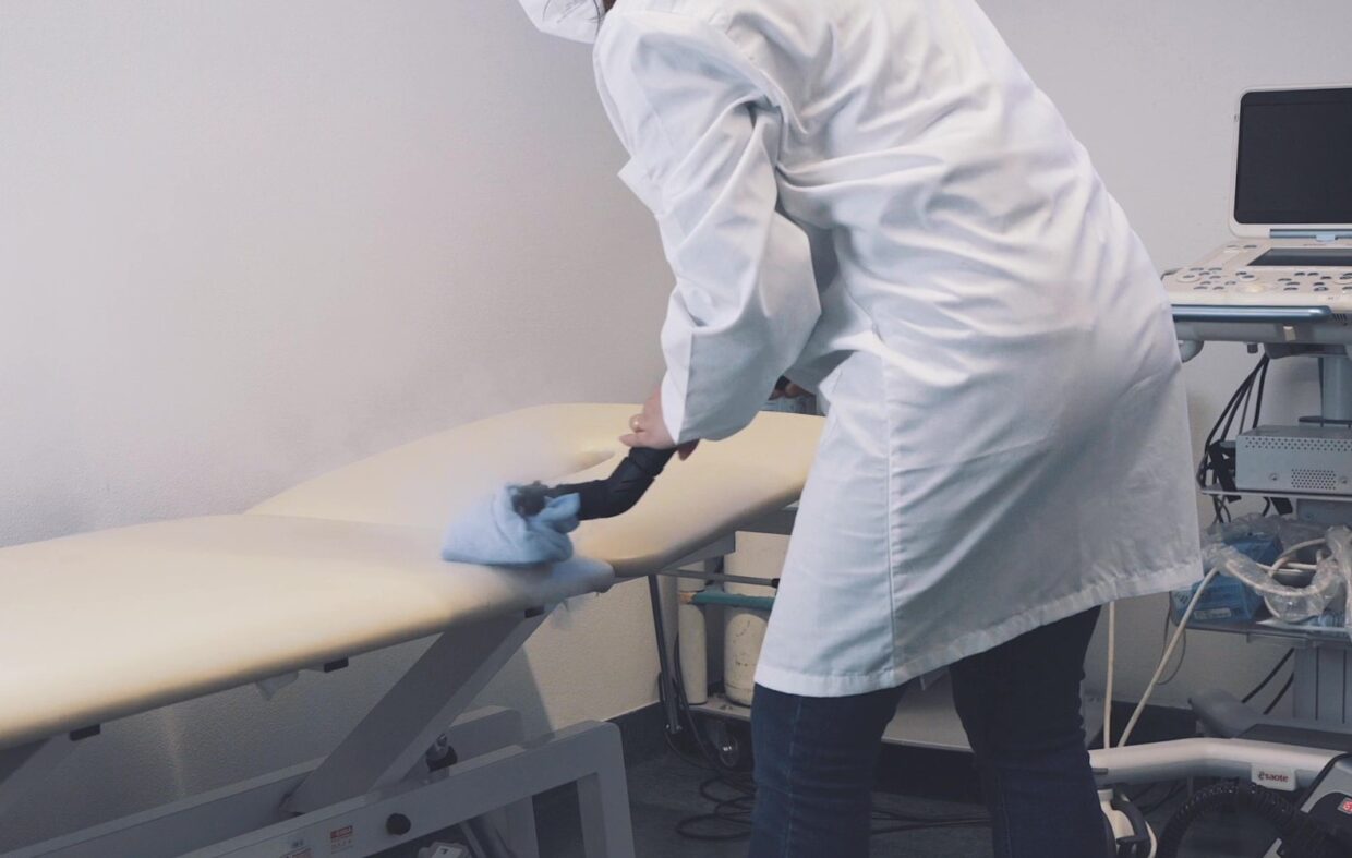 ziekenhuis bed schoonmaken dokter gezondheidszorg