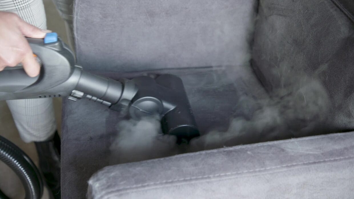 stoel reinigen met stoomreiniger met turboborstel