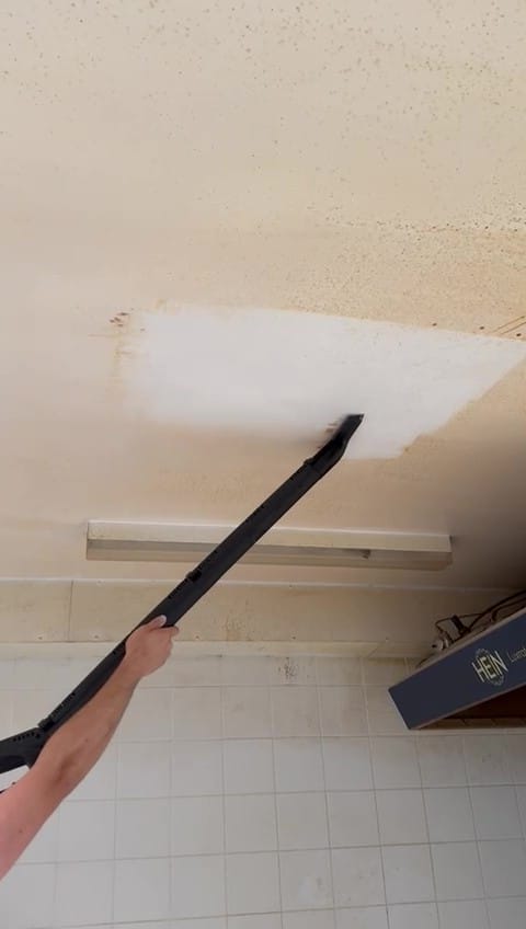 bakkerij plafond na brand aanslag roet verwijderen