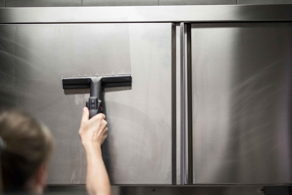 RVS keuken reinigen met stoom