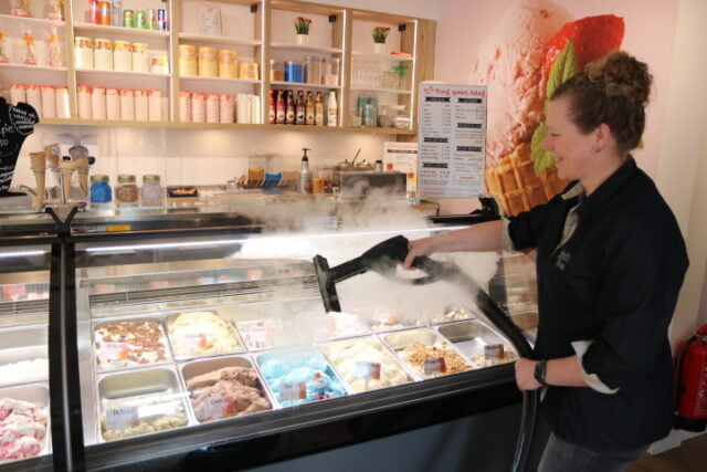 schoonmaken vitrine ijssalon tce glas reinigen met stoom